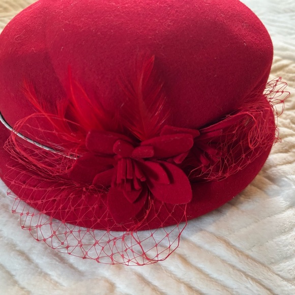 Red Hat Society Classic By Scala 100% Wool Vintage Flower Feather Netting Belt - Picture 2 of 5